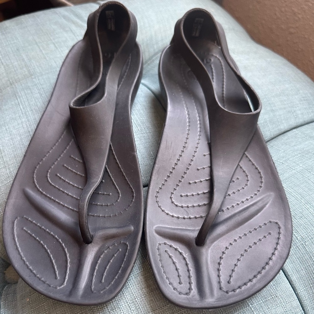 New Crocs Sexy Flip Flops. Size 9